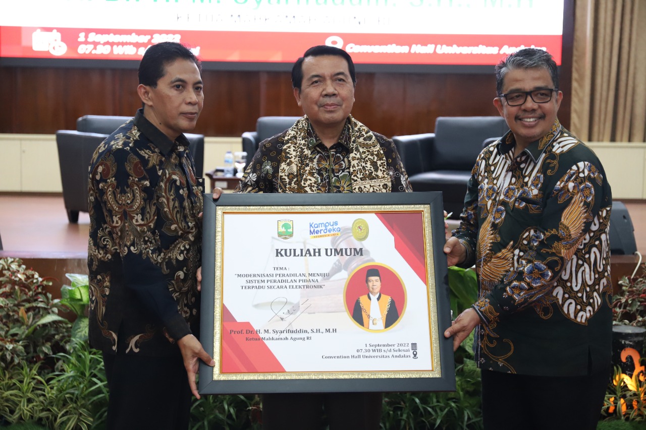 KULIAH UMUM DI UNAND PADANG, PROF SYARIFUDDIN MEMANDANG PERLU ADA SINERGI ANTARA PRAKTIK PERADILAN DENGAN PIHAK KAMPUS