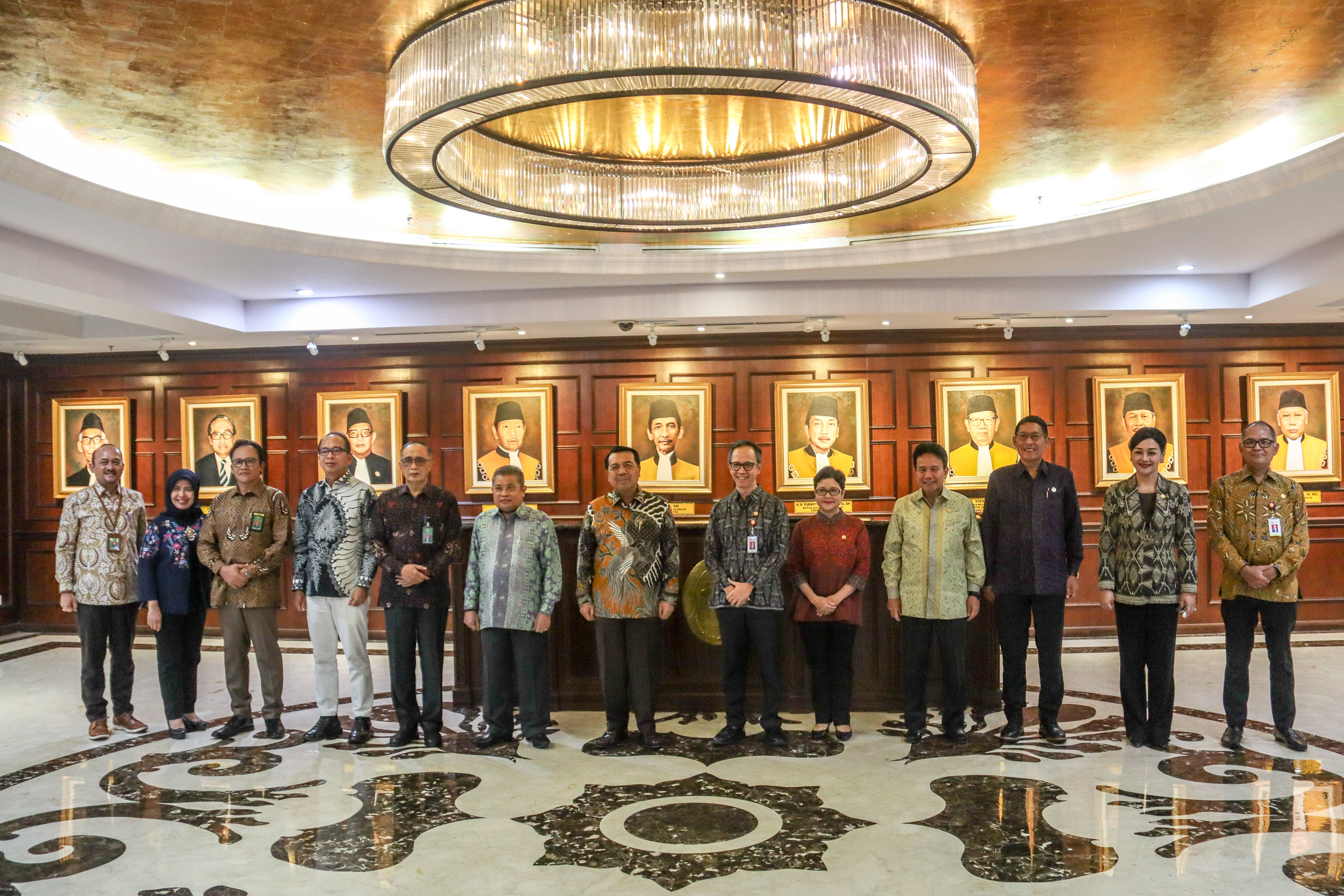KETUA MAHKAMAH AGUNG RI MENERIMA KUNJUNGAN OTORITAS JASA KEUANGAN