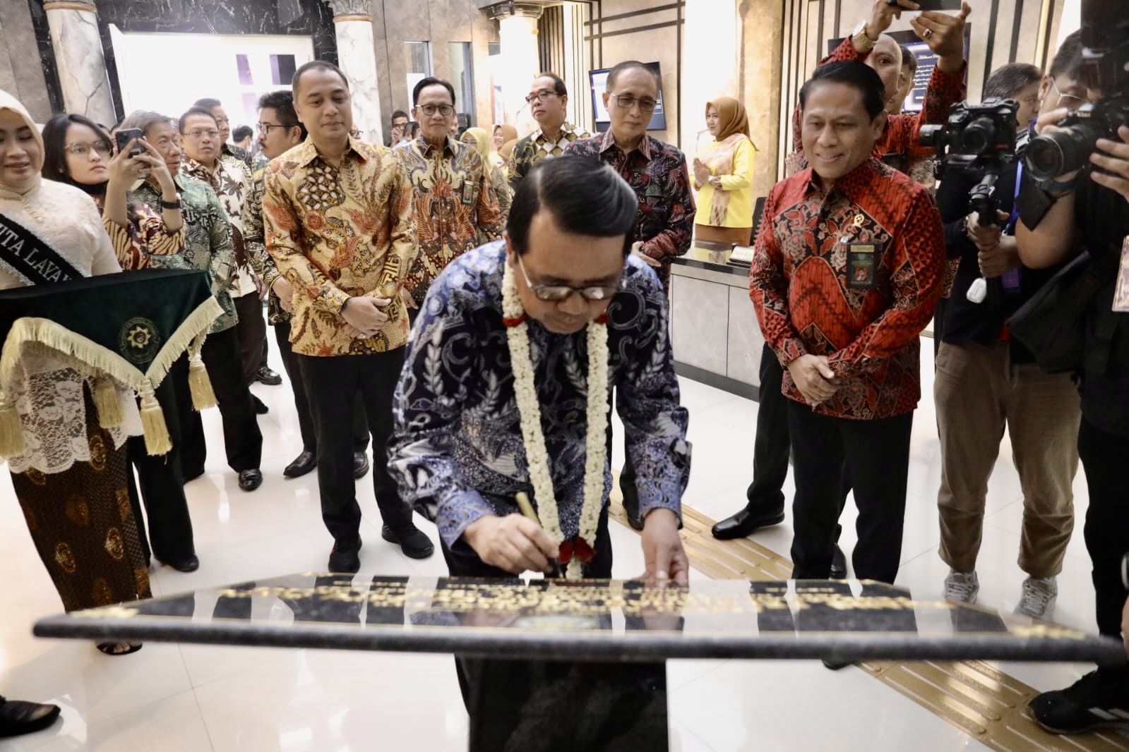 KETUA MA RESMIKAN PTSP DAN E-LIT PADA PN SURABAYA