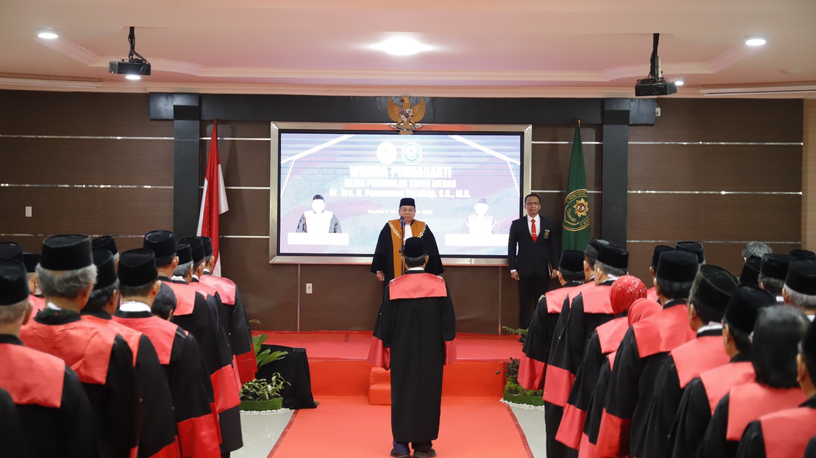 WAKIL KETUA MA BIDANG NON YUDISIAL PIMPIN WISUDA PURNABAKTI KETUA PENGADILAN TINGGI MEDAN