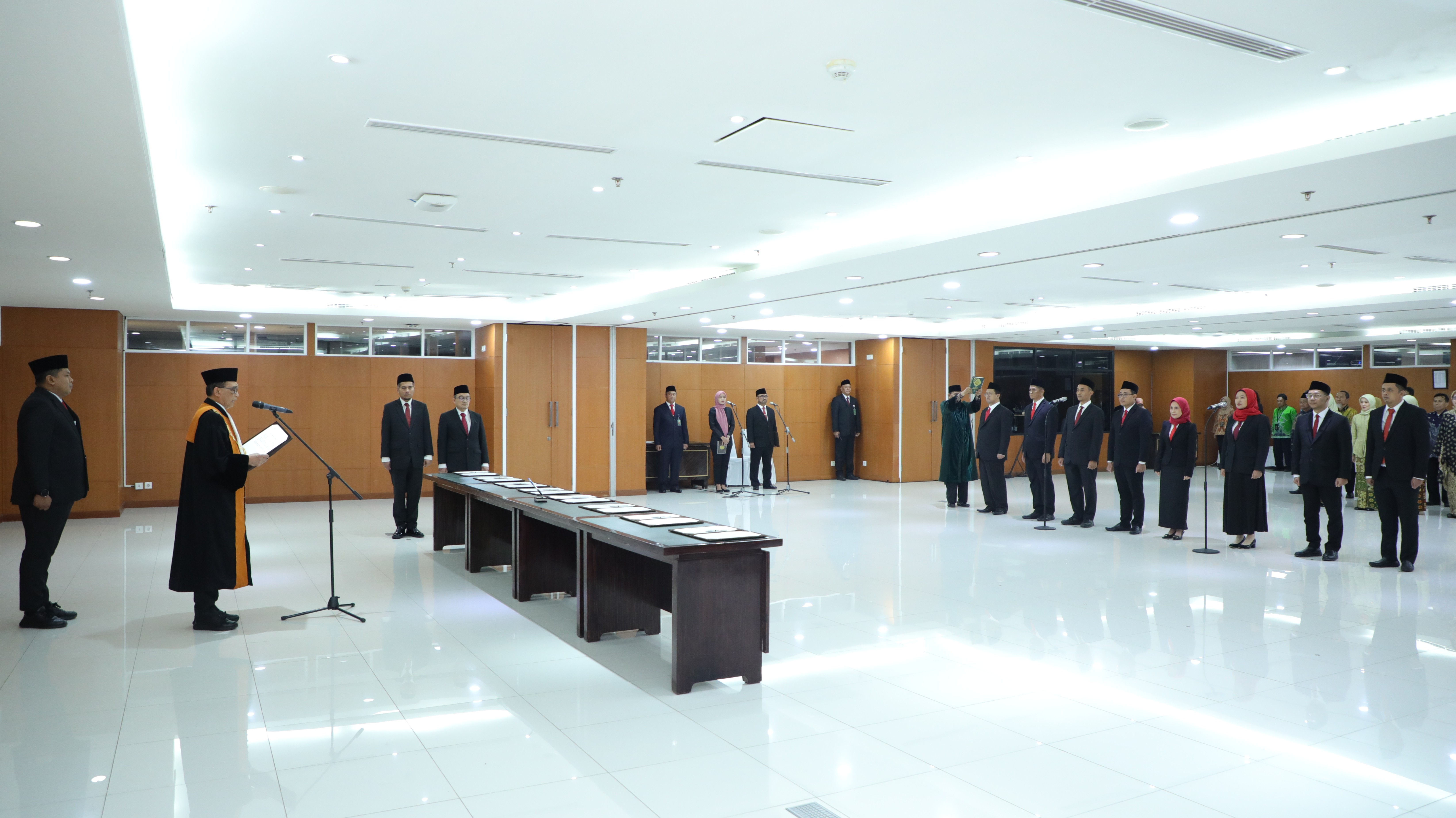 KETUA MAHKAMAH AGUNG LANTIK 8 PANITERA PENGGANTI PADA MAHKAMAH AGUNG