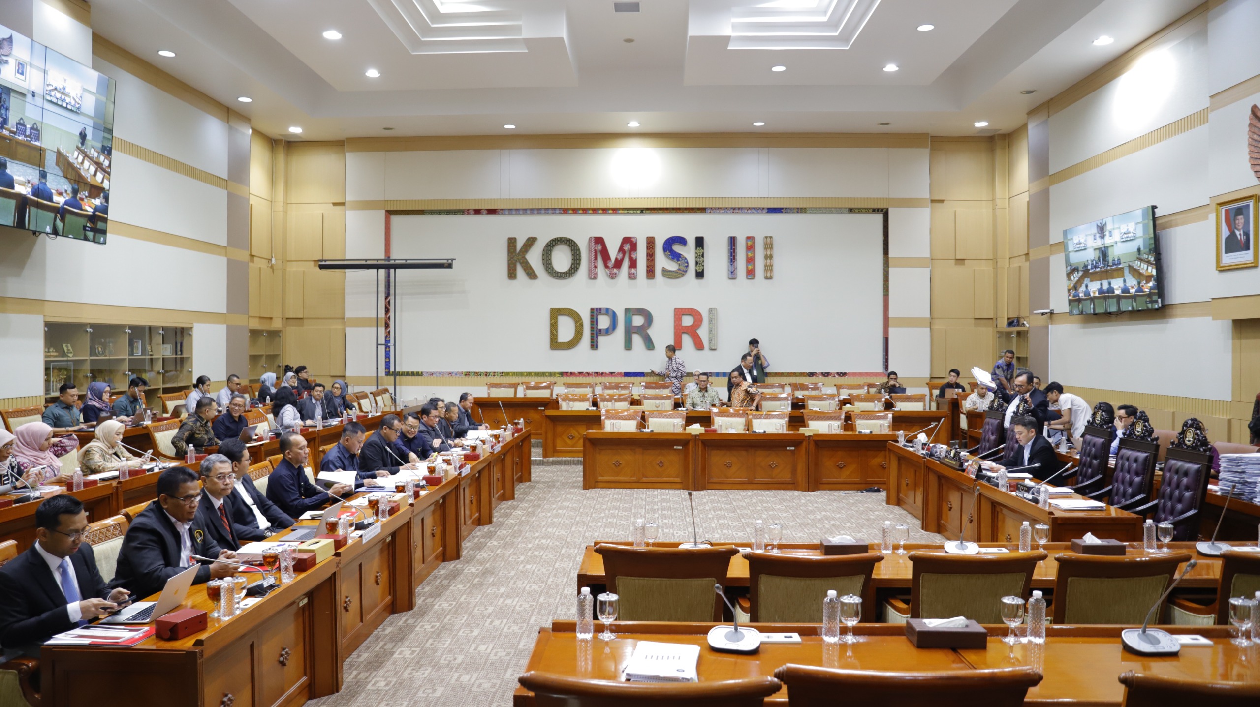 MAHKAMAH AGUNG HADIRI RAPAT DENGAR PENDAPAT DENGAN KOMISI III DPR RI
