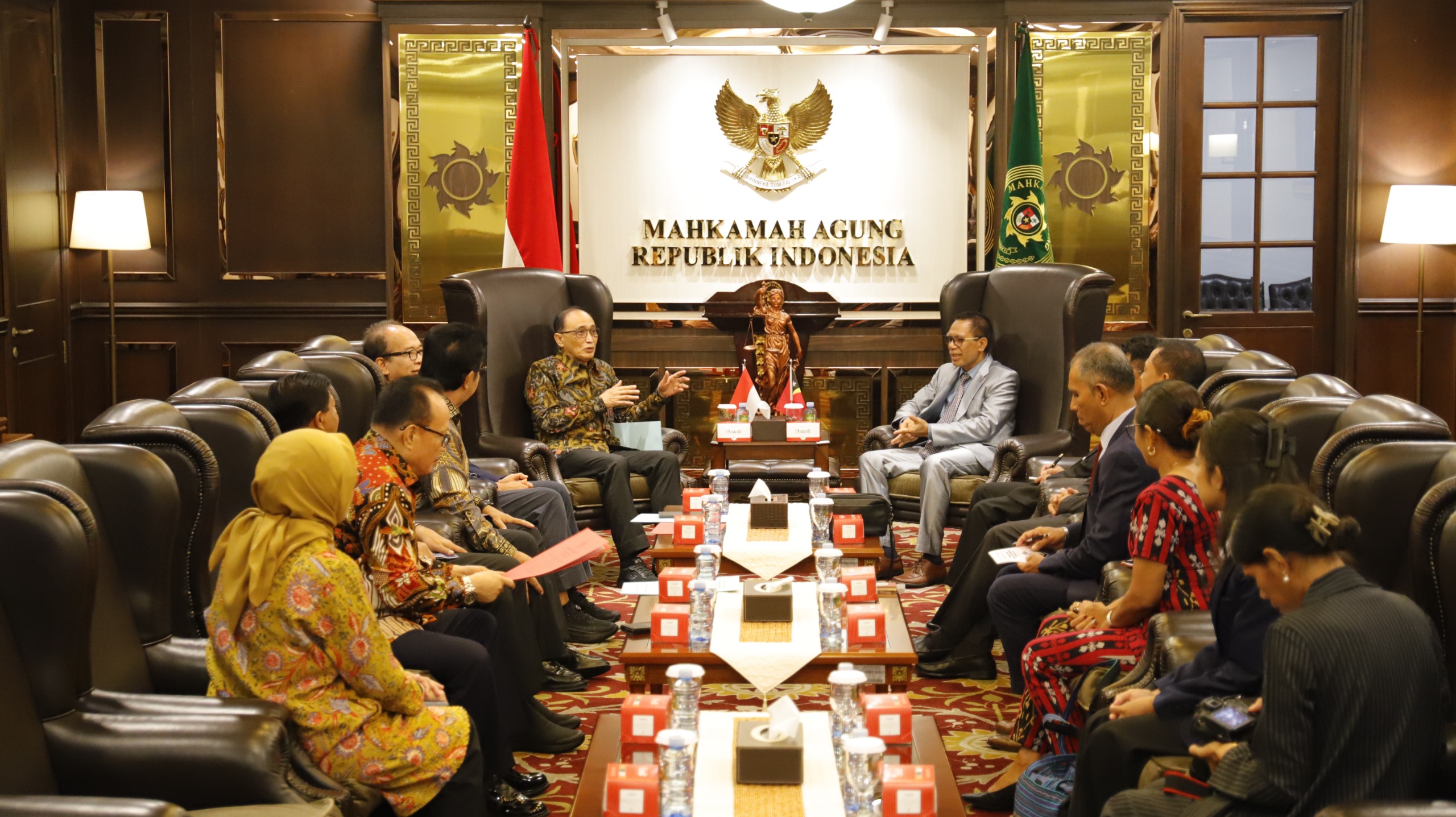 KETUA MAHKAMAH AGUNG REPUBLIK INDONESIA MENERIMA KUNJUNGAN KEHORMATAN PRESIDEN TRIBUNAL DE RECURSO (PENGADILAN BANDING) REPUBLIK DEMOKRATIK TIMOR LESTE