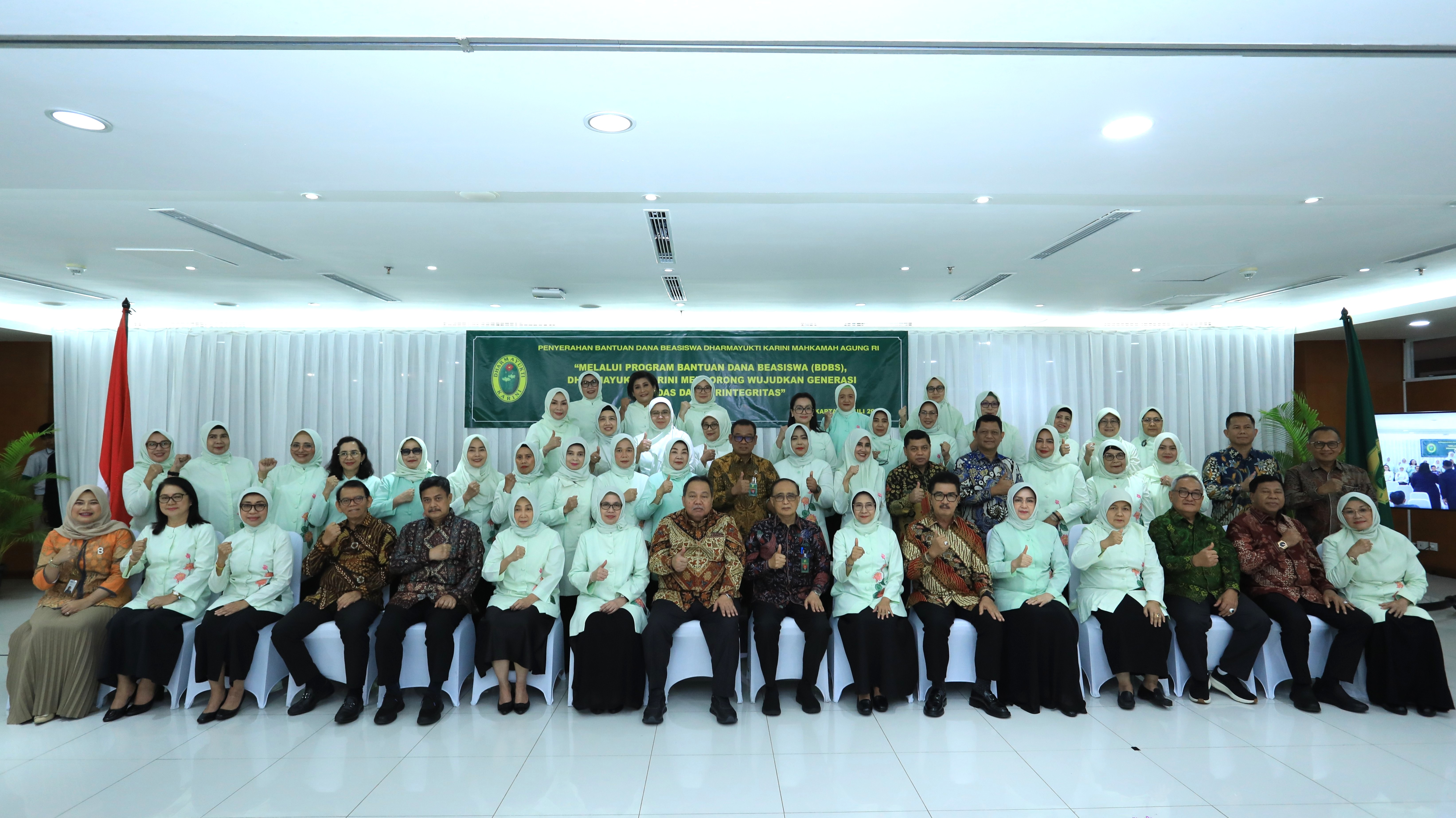 DHARMAYUKTI KARINI MAHKAMAH AGUNG RI SELENGGARAKAN PROGRAM BANTUAN DANA BEASISWA
