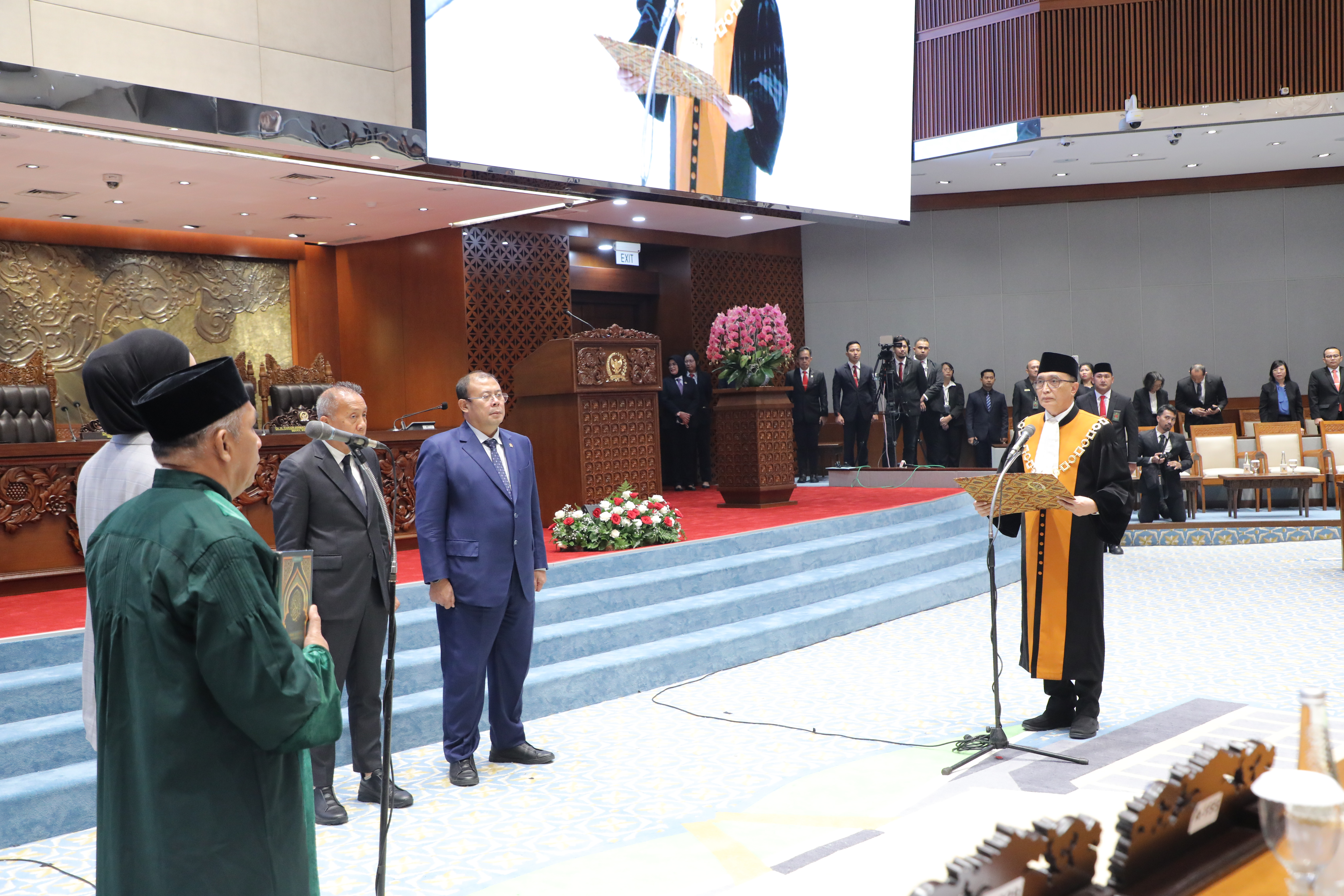 KETUA MA PANDU PENGUCAPAN SUMPAH SARI YULIATI SEBAGAI WAKIL KETUA DPR