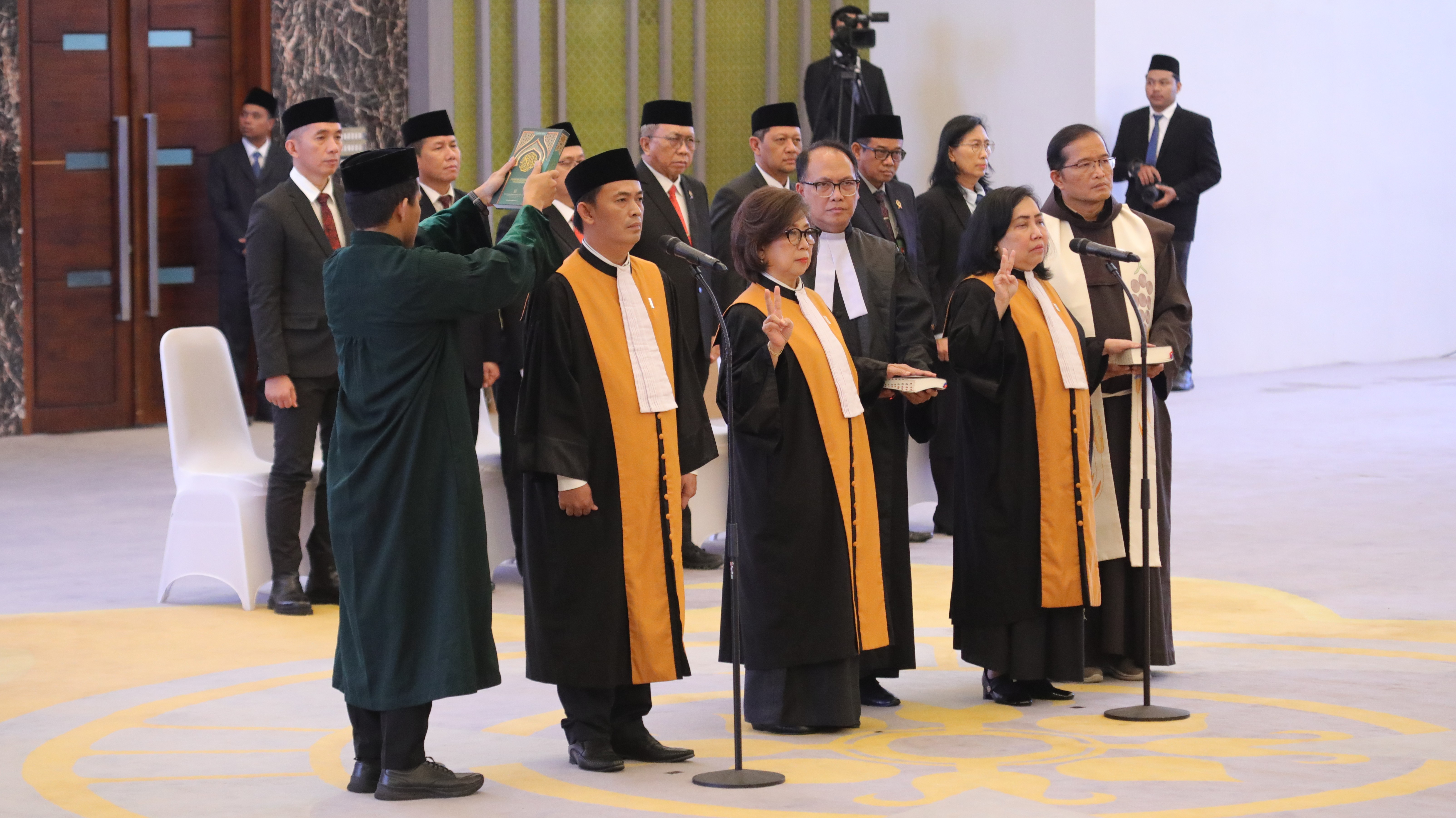 KETUA MA MELANTIK 3 HAKIM AD HOC PHI & TIPIKOR PADA MAHKAMAH AGUNG