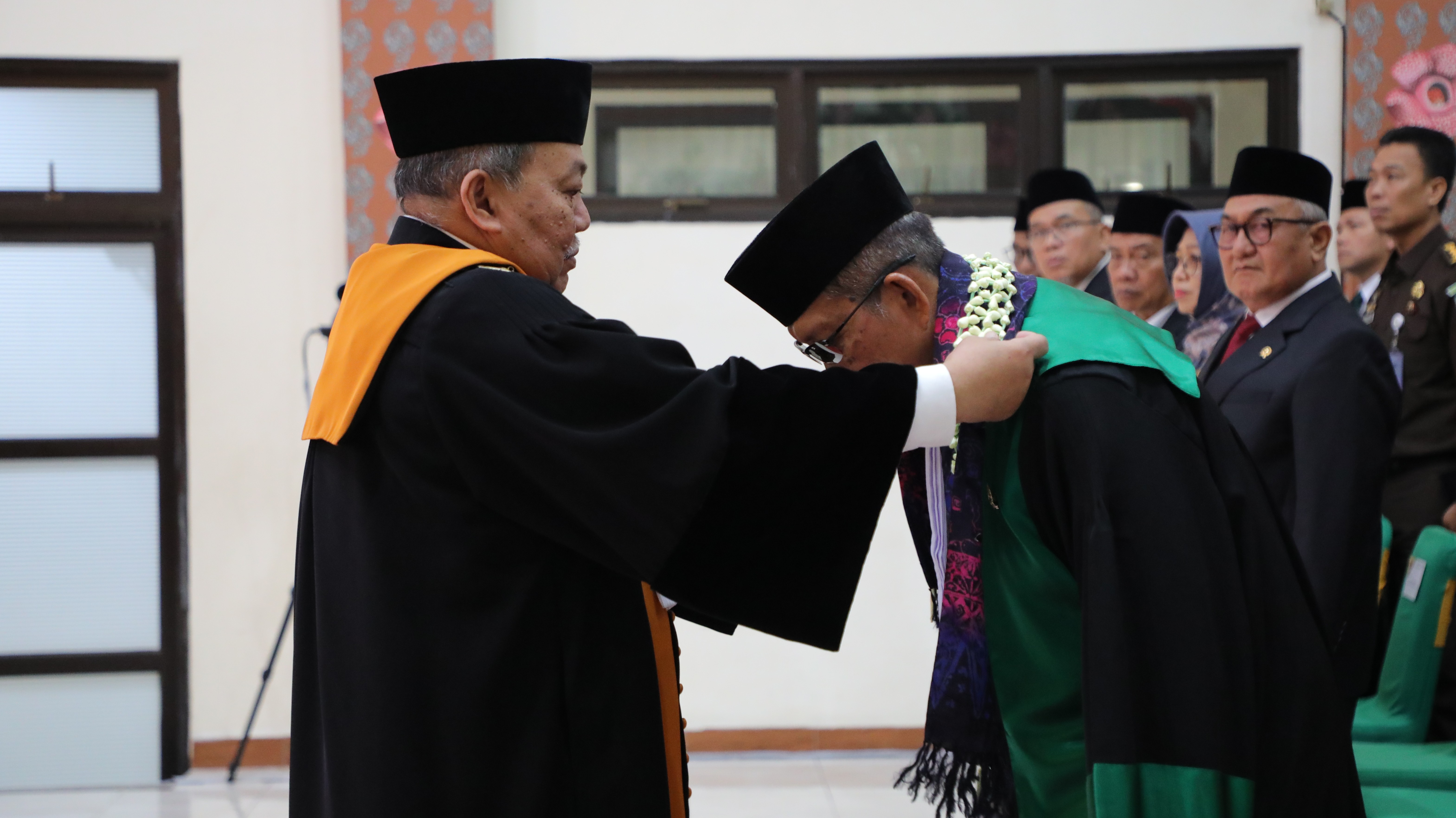 APRESIASI PENGABDIAN EMPAT DEKADE, WAKIL KETUA MA YUDISIAL PIMPIN WISUDA PURNABAKTI KETUA PTA BENGKULU