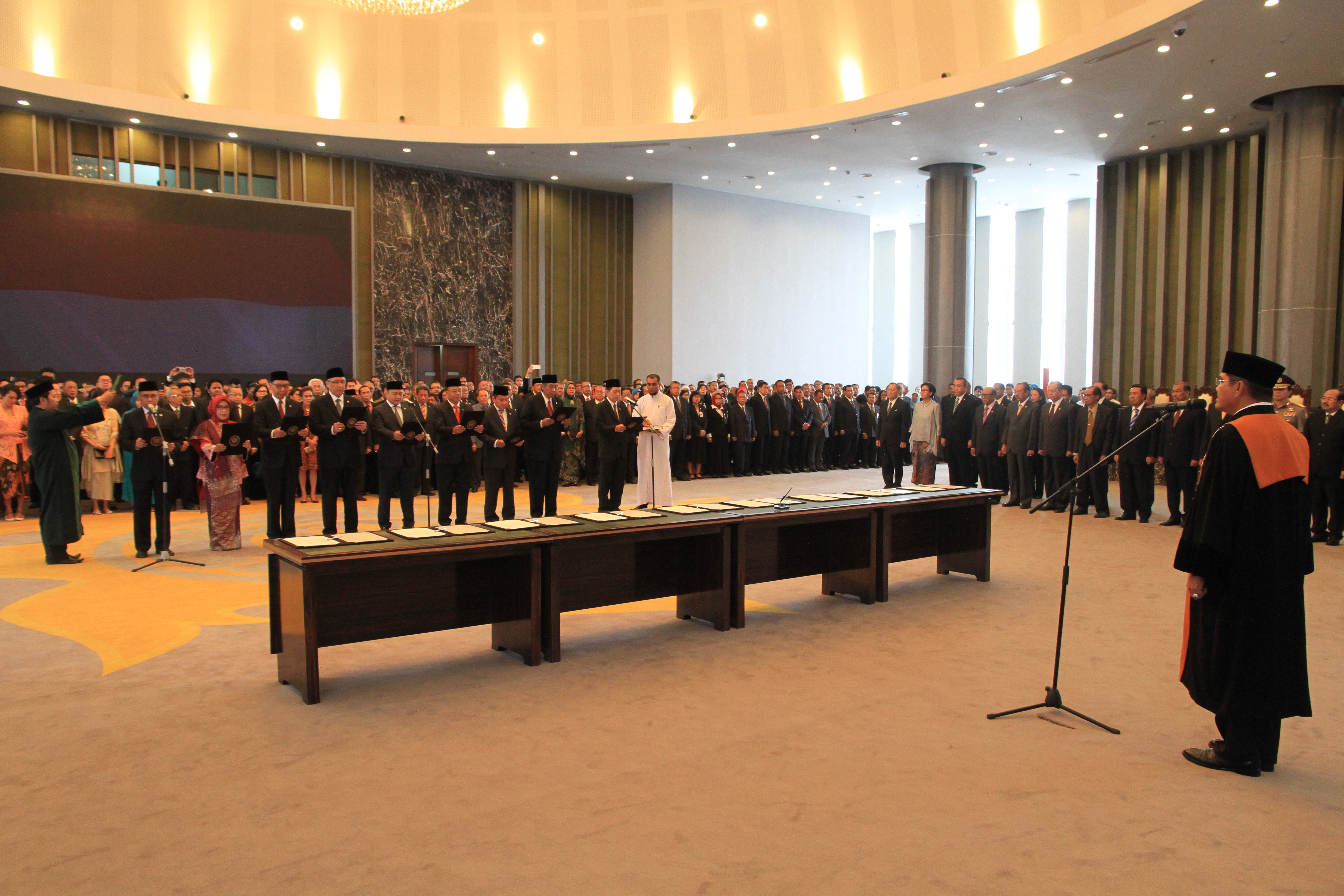 PENGUCAPAN SUMPAH KETUA DAN DEWAN KOMISIONER OTORITAS JASA KEUANGAN (OJK) DIHADAPAN KETUA MAHKAMAH AGUNG