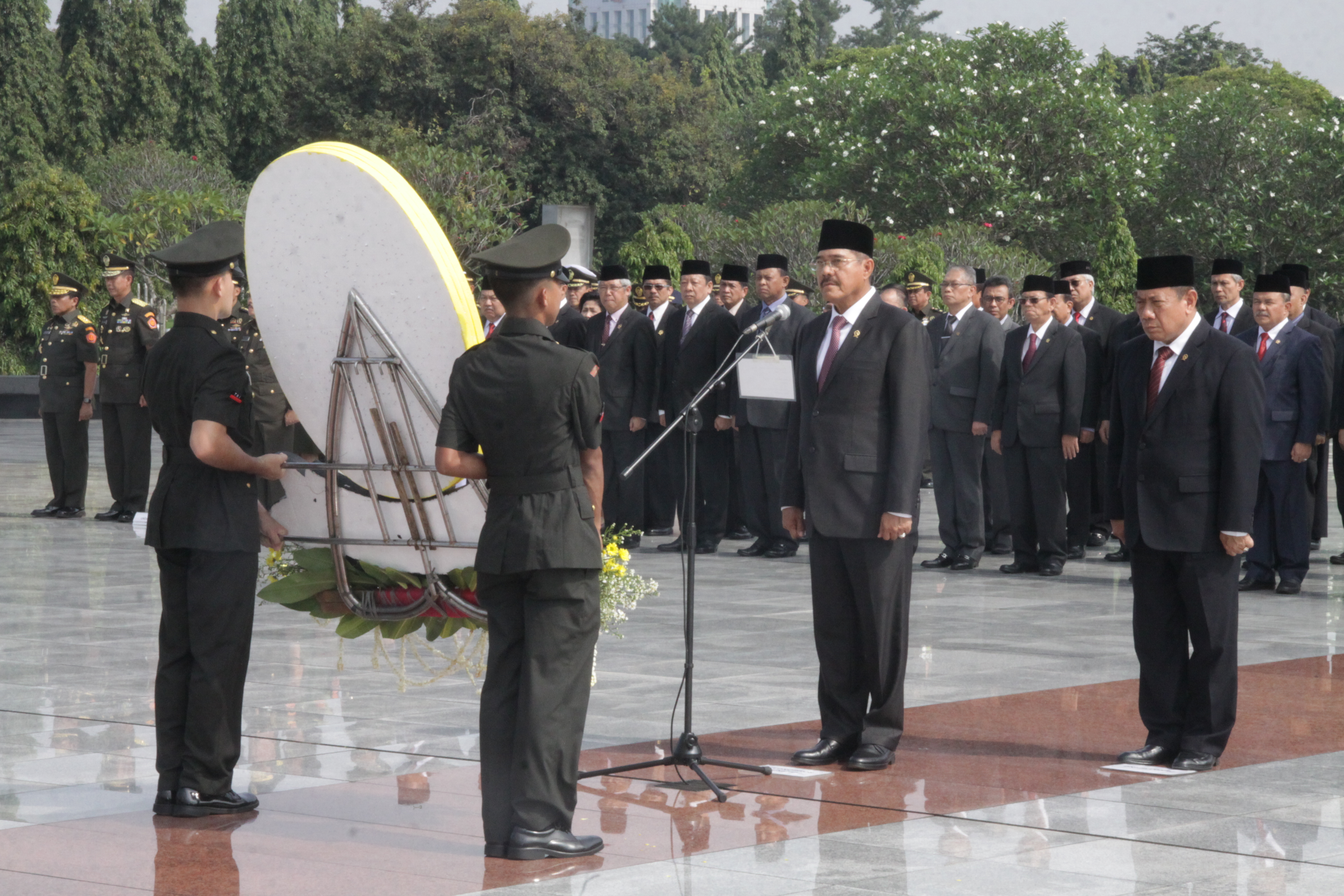 KETUA MA PIMPIN UPACARA TABUR BUNGA DALAM MEMPERINGATI HARI ULANG TAHUN IKAHI KE - 65