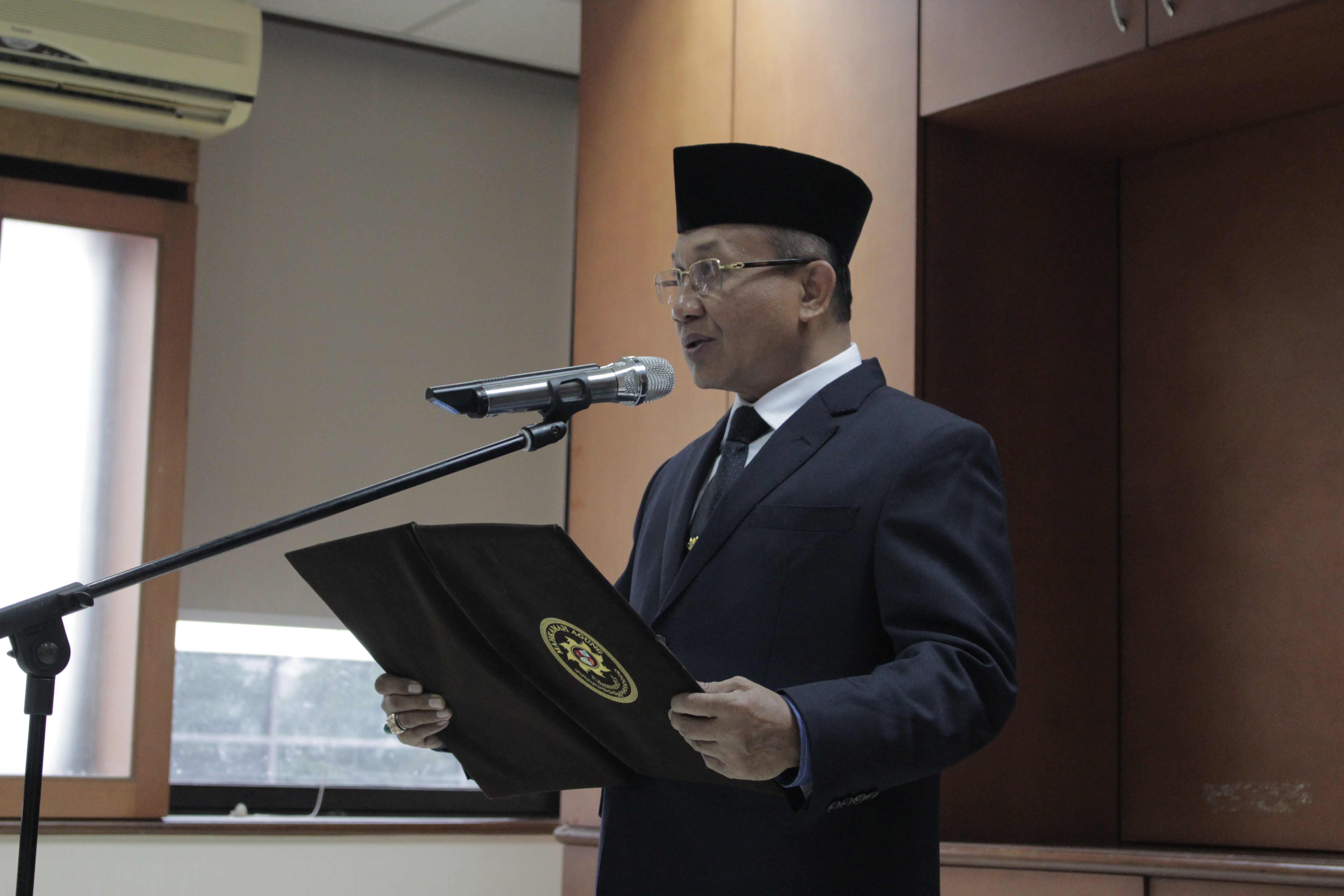 SEKRETARIS MA MELANTIK PEJABAT FUNGSIONAL PRANATA KOMPUTER DAN ARSIPARIS