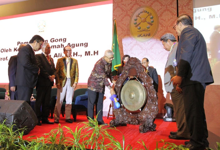 RAYAKAN HUT KE 66 IKAHI BERKOMITMEN MENEGAKKAN INTEGRITAS HAKIM DALAM PERADILAN MODERN