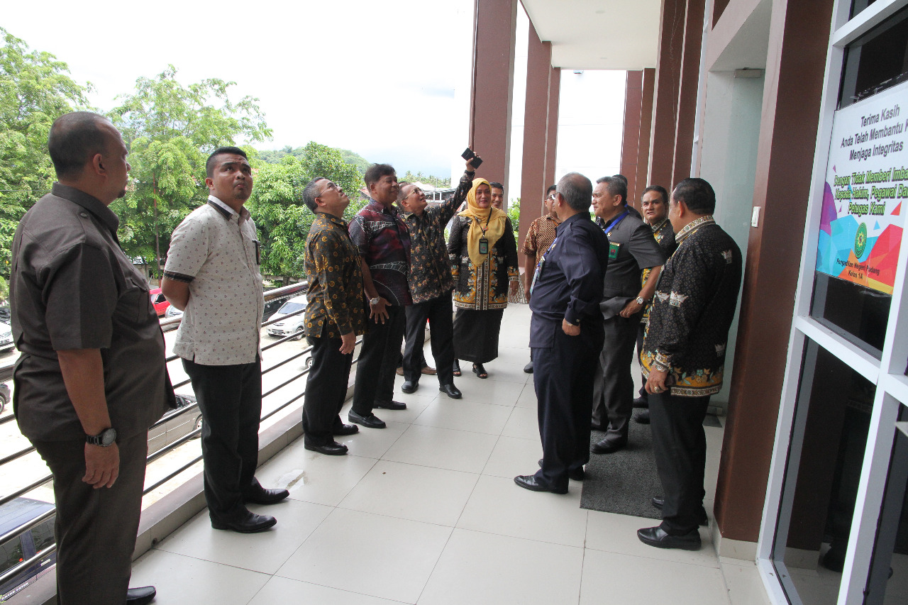 KUNJUNGI PN PADANG, SEKRETARIS MA INGATKAN PERAWATAN GEDUNG