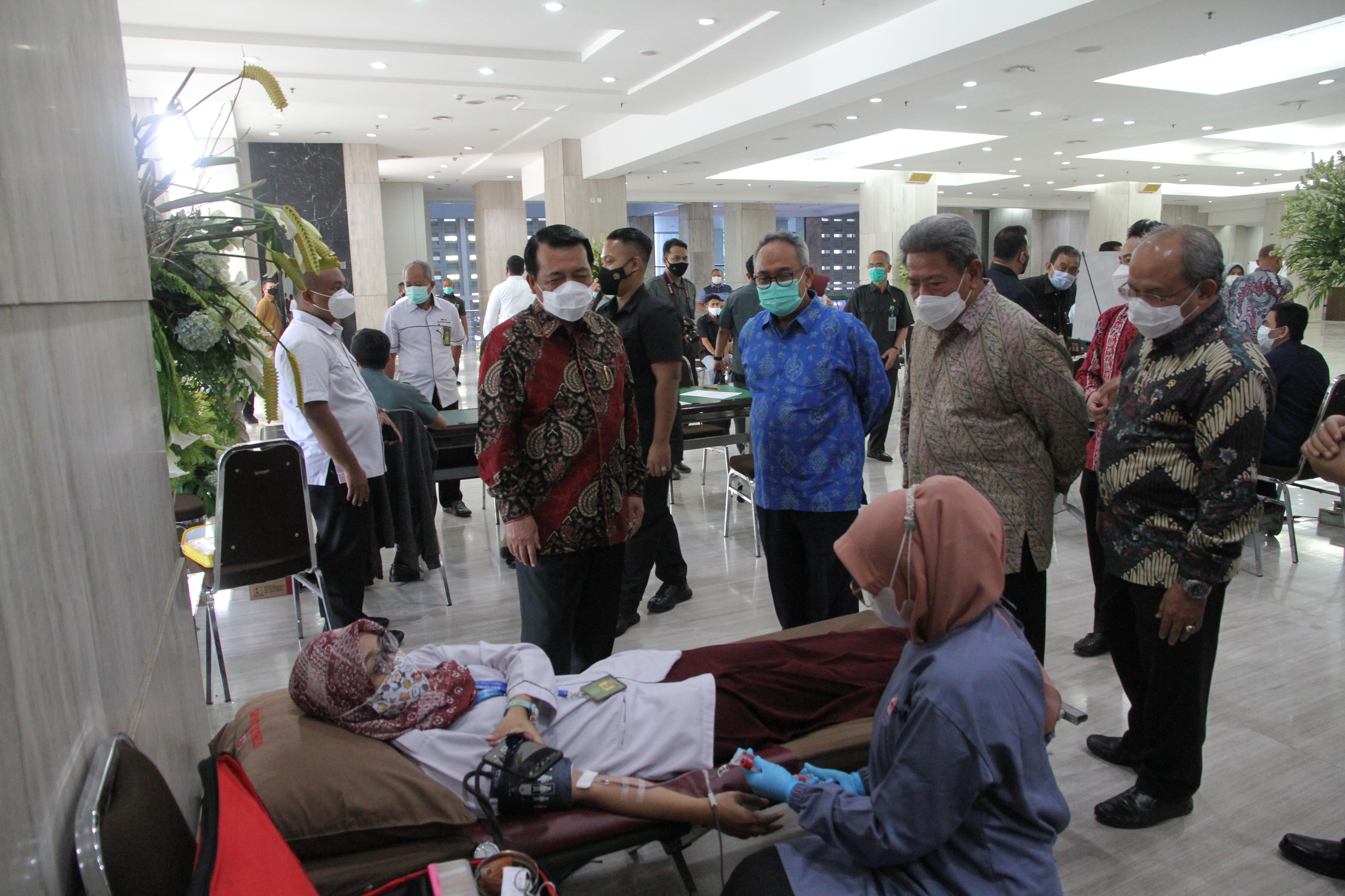 DONOR DARAH DALAM RANGKA HUT IKATAN HAKIM INDONESIA KE 68