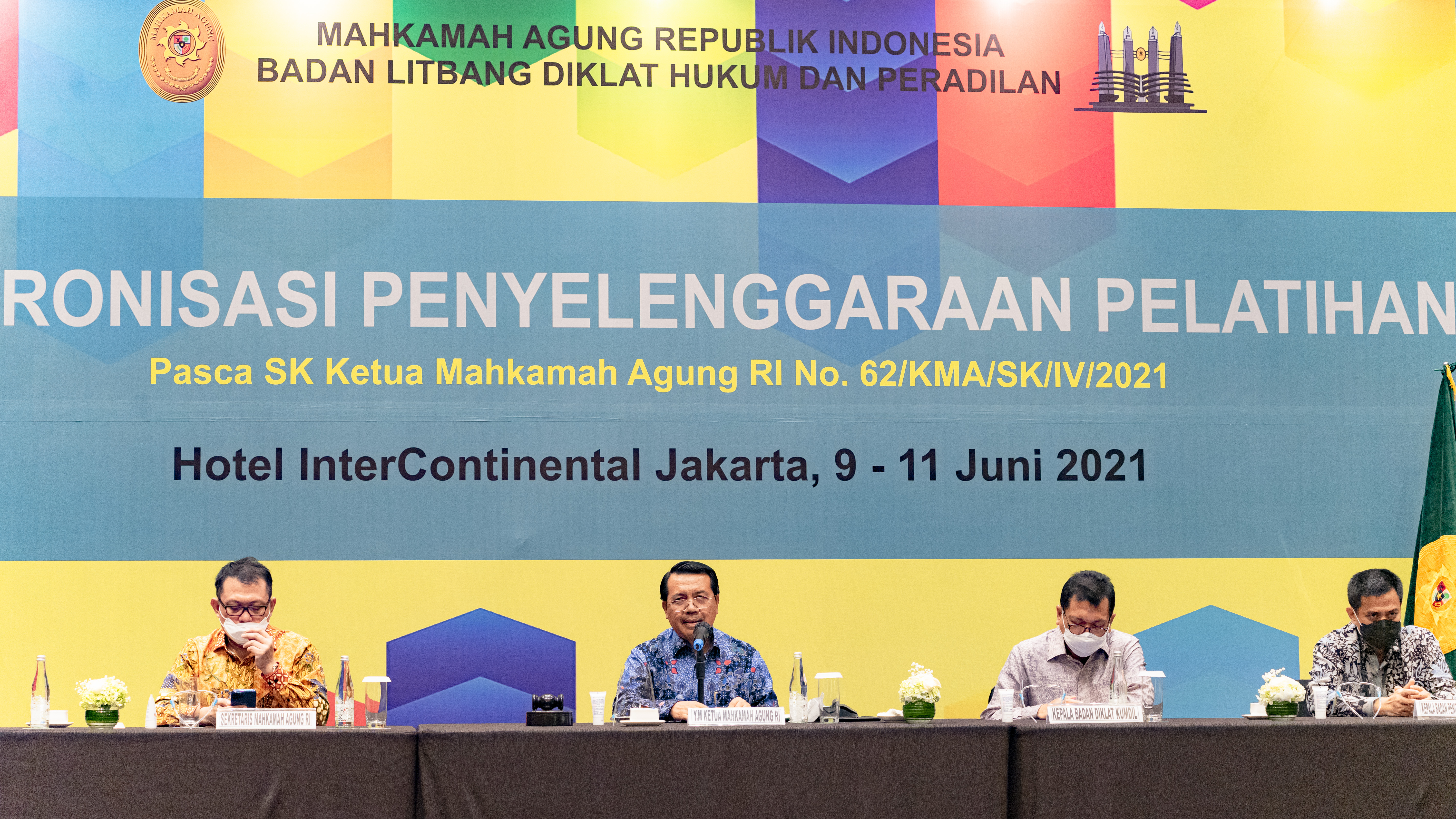 MERESMIKAN ACARA DIKLAT, KETUA MAHKAMAH AGUNG INGATKAN PESERTA AGAR TAATI PROTOKOL KESEHATAN