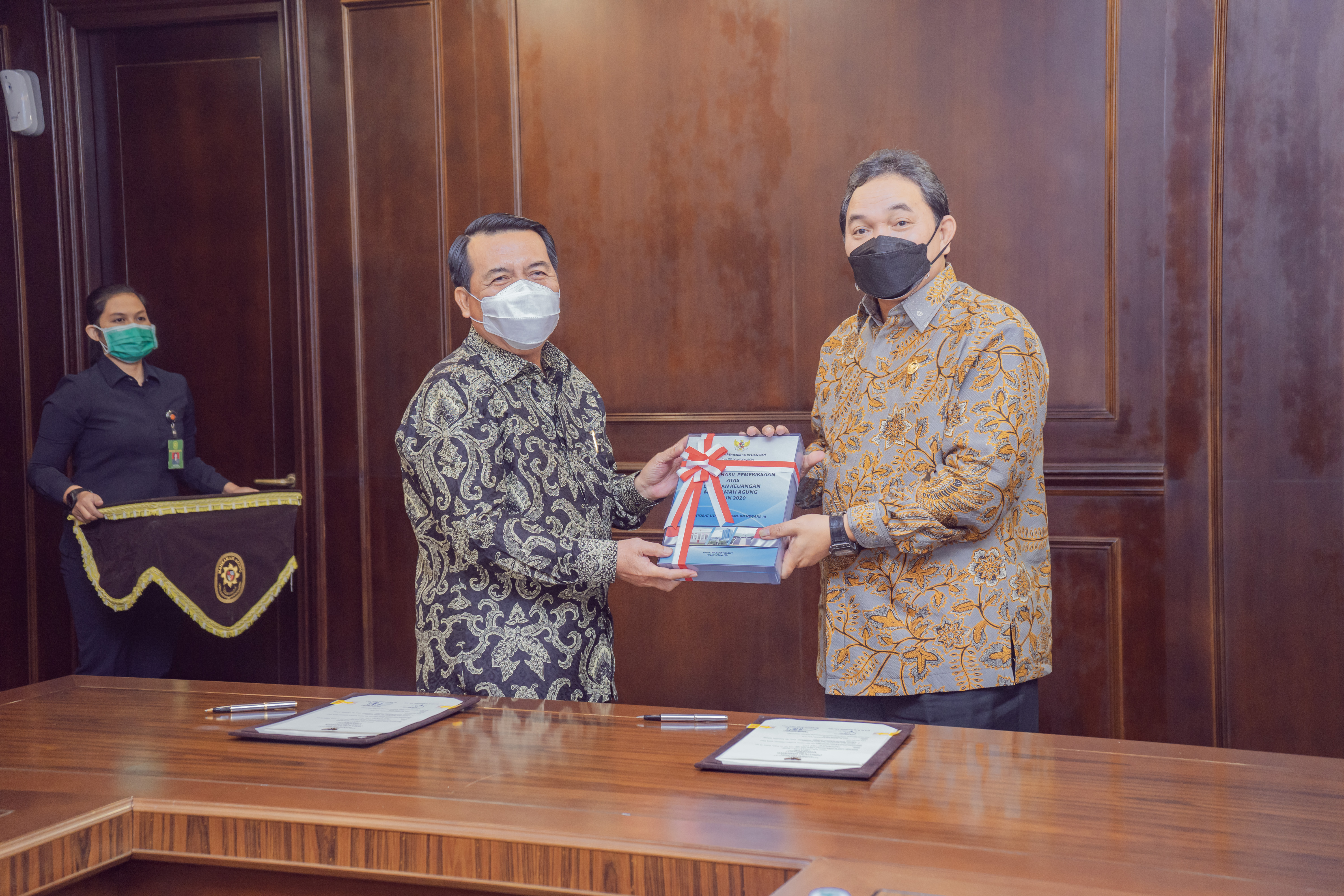 BADAN PEMERIKSA KEUANGAN SERAHKAN LHP KE MAHKAMAH AGUNG