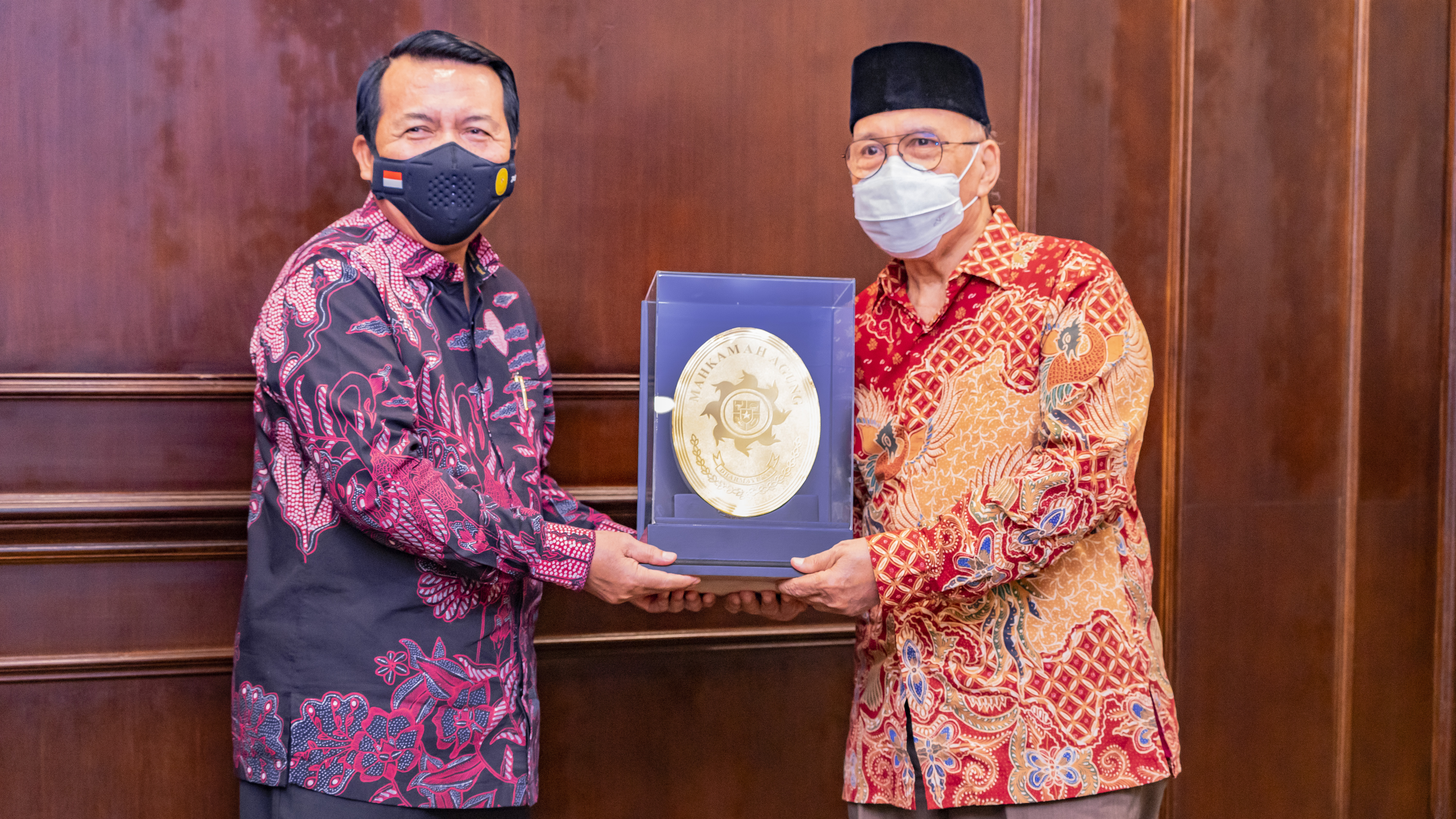 KMA MELEPAS 6 (ENAM) HAKIM AD HOC TIPIKOR MA YANG TELAH MEMASUKI MASA PURNABAKTI