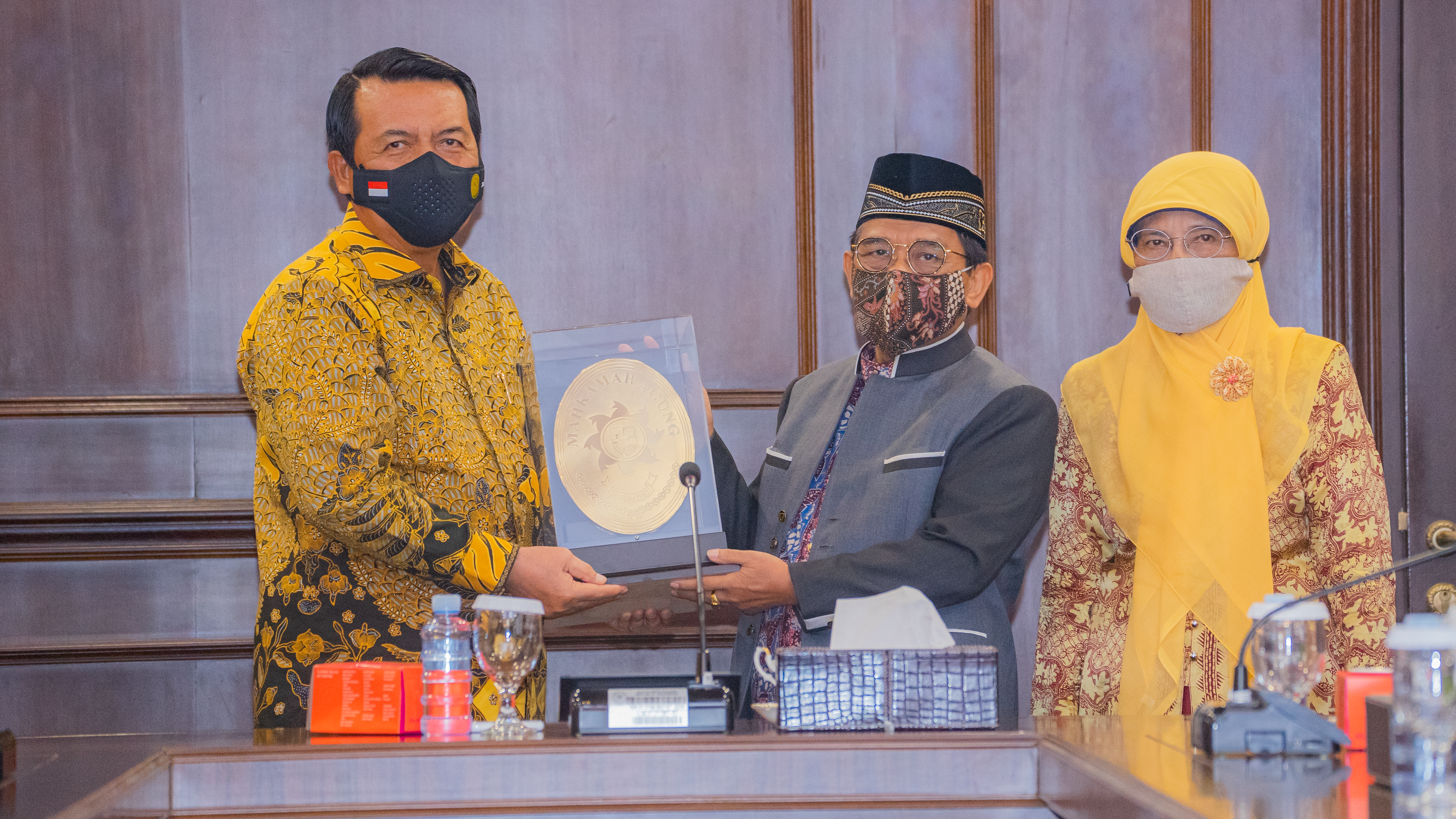 KETUA MAHKAMAH AGUNG MELEPAS Dr.MUKTI ARTO YANG TELAH MEMASUKI MASA PURNABAKTI