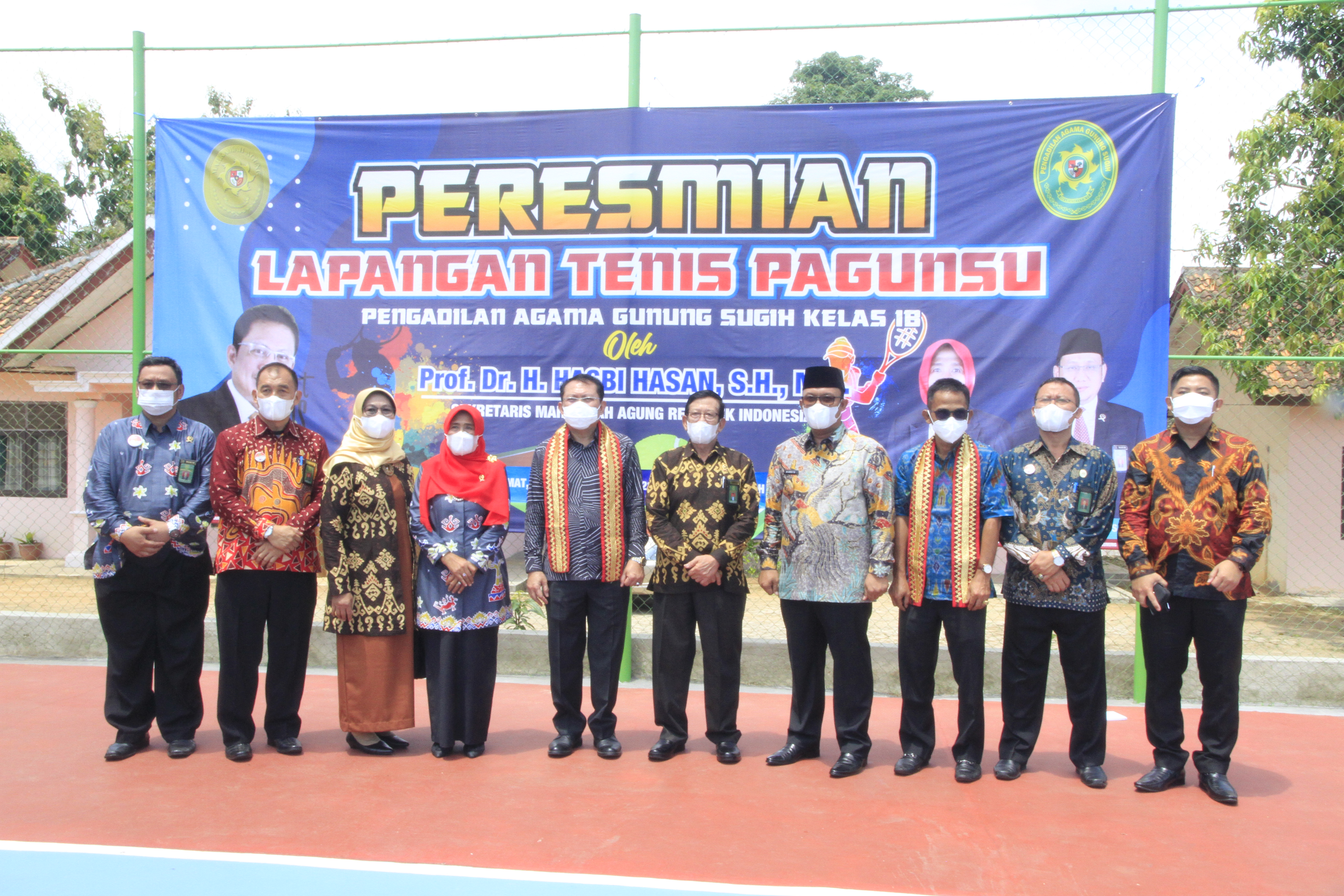 KUNJUNGAN KERJA SEKRETARIS MA DAN PERESMIAN LAPANGAN TENIS PENGADILAN AGAMA GUNUNG SUGIH LAMPUNG SUGUHKAN MOTO BESTARI